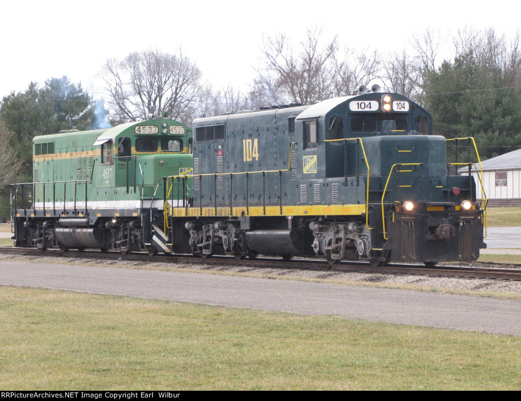 Ohio South Central Railroad (OCSR) 104 & 4537